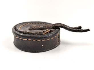Lederne Schutzkappe für ein Zielfernrohr. Innendurchmesser 31,5mm, Alter und Herkunft unbekannt