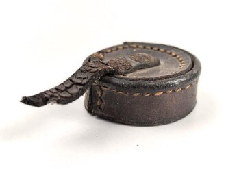 Lederne Schutzkappe für ein Zielfernrohr. Innendurchmesser 31,5mm, Alter und Herkunft unbekannt