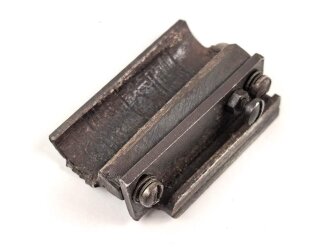 Teil einer Zielfernrohr Montage. Innendurchmesser etwa 19mm. Maße der Aufschubschiene 10 x 51mm, ohne Bezeichnung, Alter und Herkunft unbekannt