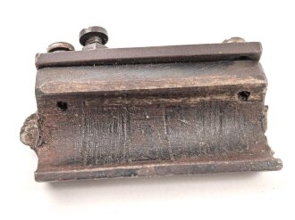 Teil einer Zielfernrohr Montage. Innendurchmesser etwa 19mm. Maße der Aufschubschiene 10 x 51mm, ohne Bezeichnung, Alter und Herkunft unbekannt