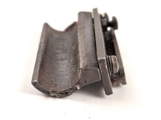 Teil einer Zielfernrohr Montage. Innendurchmesser etwa 19mm. Maße der Aufschubschiene 10 x 51mm, ohne Bezeichnung, Alter und Herkunft unbekannt