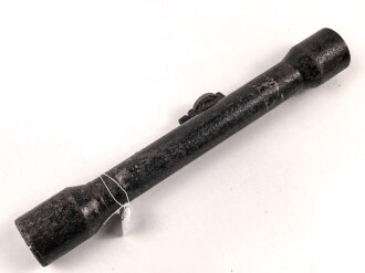 Zielfernrohr ohne erkennbare Stempelung. Überlackiert, die hintere Linse fehlt. Ein- und Ausblick 36 / 38 mm