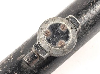 Zielfernrohr ohne erkennbare Stempelung. Überlackiert, die hintere Linse fehlt. Ein- und Ausblick 36 / 38 mm