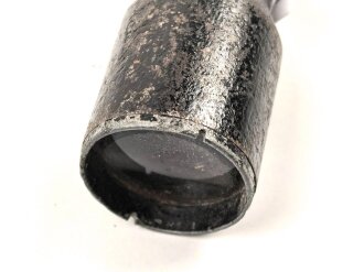 Zielfernrohr ohne erkennbare Stempelung. Überlackiert, die hintere Linse fehlt. Ein- und Ausblick 36 / 38 mm
