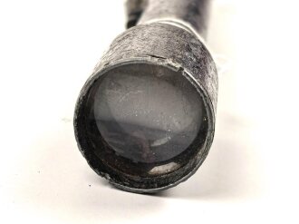 Zielfernrohr ohne erkennbare Stempelung. Überlackiert, die hintere Linse fehlt. Ein- und Ausblick 36 / 38 mm