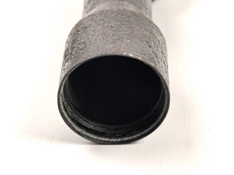 Zielfernrohr ohne erkennbare Stempelung. Überlackiert, die hintere Linse fehlt. Ein- und Ausblick 36 / 38 mm