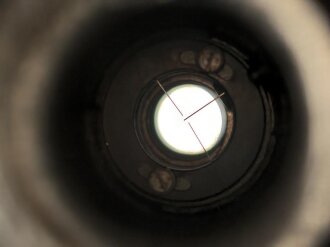 Zielfernrohr ohne erkennbare Stempelung. Überlackiert, die hintere Linse fehlt. Ein- und Ausblick 36 / 38 mm