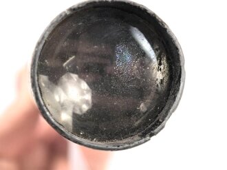 Zielfernrohr ohne erkennbare Stempelung. Überlackiert, die hintere Linse fehlt. Ein- und Ausblick 36 / 38 mm
