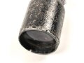 Zielfernrohr ohne erkennbare Stempelung. Überlackiert, die hintere Linse fehlt. Ein- und Ausblick 36 / 38 mm