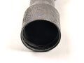 Zielfernrohr ohne erkennbare Stempelung. Überlackiert, die hintere Linse fehlt. Ein- und Ausblick 36 / 38 mm