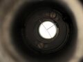 Zielfernrohr ohne erkennbare Stempelung. Überlackiert, die hintere Linse fehlt. Ein- und Ausblick 36 / 38 mm