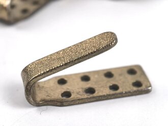 Koppelhaken ( Seiten- oder Rückenhaken ) für eine Parteibluse, vergoldet, sie erhalten ein ( 1 ) Stück