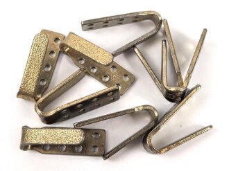 Koppelhaken ( Seiten- oder Rückenhaken ) für eine Parteibluse, vergoldet, sie erhalten ein ( 1 ) Stück