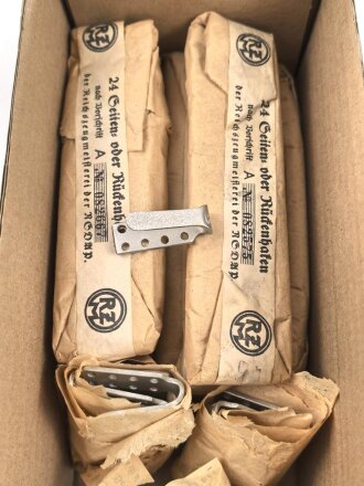 Koppelhaken ( Seiten- oder Rückenhaken ) für eine Parteibluse, Leichtmetall versilbert, sie erhalten ein ( 1 ) Stück aus der originalen Umverpackung