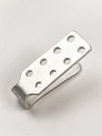 Koppelhaken ( Seiten- oder Rückenhaken ) für eine Parteibluse, Leichtmetall versilbert, sie erhalten ein ( 1 ) Stück aus der originalen Umverpackung