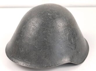 DDR, Stahlhelm der Nationalen Volksarmee NVA, die Glocke datiert 1972, getragenes Stück, ungereinigt