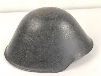 DDR, Stahlhelm der Nationalen Volksarmee NVA, die Glocke datiert 1972, getragenes Stück, ungereinigt