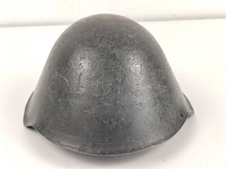 DDR, Stahlhelm der Nationalen Volksarmee NVA, die Glocke datiert 1972, getragenes Stück, ungereinigt
