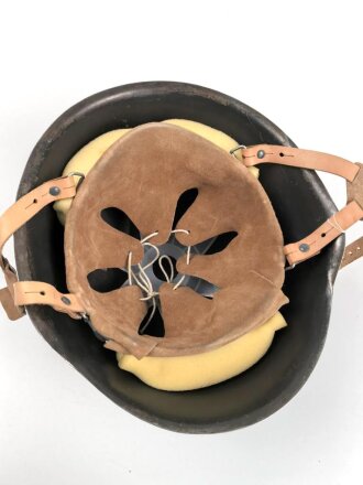 DDR, Stahlhelm der Nationalen Volksarmee NVA, die Glocke datiert 1972, getragenes Stück, ungereinigt