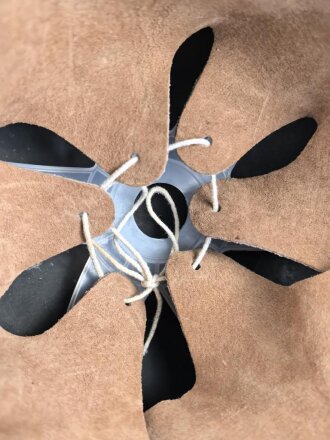 DDR, Stahlhelm der Nationalen Volksarmee NVA, die Glocke datiert 1972, getragenes Stück, ungereinigt