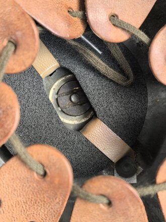 Bundeswehr, Stahlhelm alter Art in gutem Zustand. Das Tarnnetz ist meiner Meinung nach von der NVA.