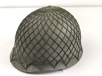 Bundeswehr, Stahlhelm alter Art in gutem Zustand. Das Tarnnetz ist meiner Meinung nach von der NVA.