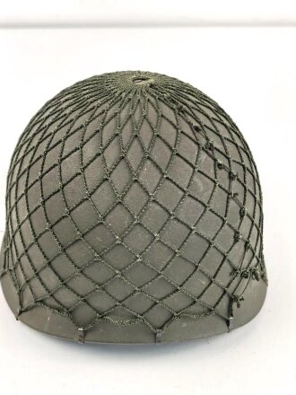 Bundeswehr, Stahlhelm alter Art in gutem Zustand. Das Tarnnetz ist meiner Meinung nach von der NVA.