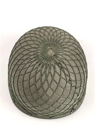 Bundeswehr, Stahlhelm alter Art in gutem Zustand. Das Tarnnetz ist meiner Meinung nach von der NVA.