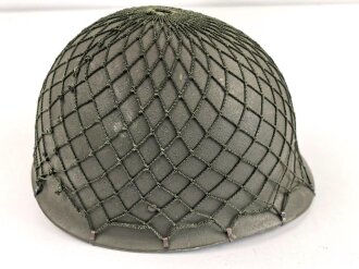 Bundeswehr, Stahlhelm alter Art in gutem Zustand. Das Tarnnetz ist meiner Meinung nach von der NVA.