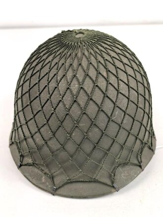 Bundeswehr, Stahlhelm alter Art in gutem Zustand. Das Tarnnetz ist meiner Meinung nach von der NVA.