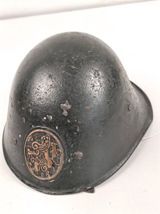 Niederlande 2 Weltkrieg, Stahlhelm Modell 1934. Ungereinigt, eine Niete samt Kinnriemenbefestigung fehlt.