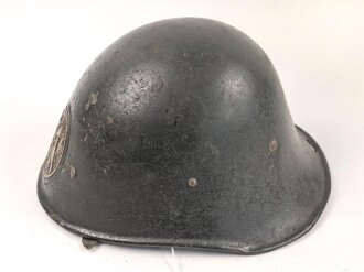 Niederlande 2 Weltkrieg, Stahlhelm Modell 1934. Ungereinigt, eine Niete samt Kinnriemenbefestigung fehlt.
