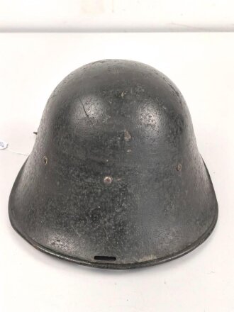 Niederlande 2 Weltkrieg, Stahlhelm Modell 1934. Ungereinigt, eine Niete samt Kinnriemenbefestigung fehlt.