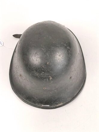 Niederlande 2 Weltkrieg, Stahlhelm Modell 1934. Ungereinigt, eine Niete samt Kinnriemenbefestigung fehlt.