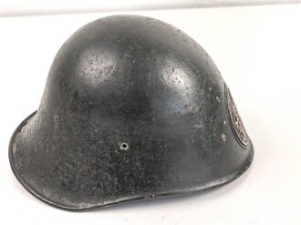 Niederlande 2 Weltkrieg, Stahlhelm Modell 1934. Ungereinigt, eine Niete samt Kinnriemenbefestigung fehlt.