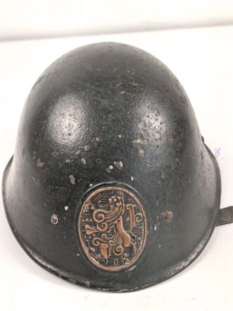 Niederlande 2 Weltkrieg, Stahlhelm Modell 1934. Ungereinigt, eine Niete samt Kinnriemenbefestigung fehlt.
