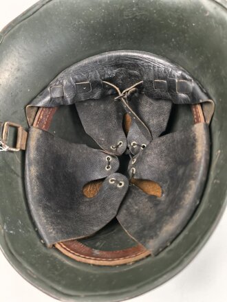 Niederlande 2 Weltkrieg, Stahlhelm Modell 1934. Ungereinigt, eine Niete samt Kinnriemenbefestigung fehlt.