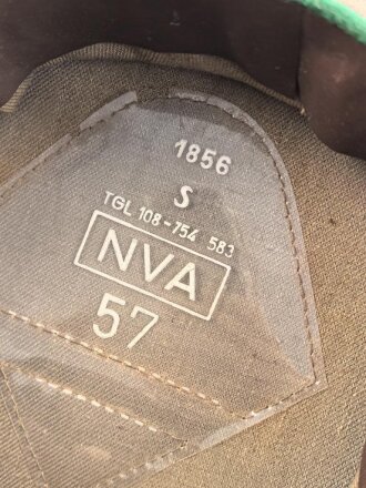 Nationale Volksarmee NVA der DDR, Schirmmütze für einen Offizier der Grenztruppe, Kopfgrösse 57, Hergestellt 1975