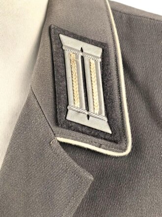 Nationale Volksarmee NVA der DDR, Jacke und Hose für einen Offizier der Landstreitkräfte, Hergestellt 1970, Getragen