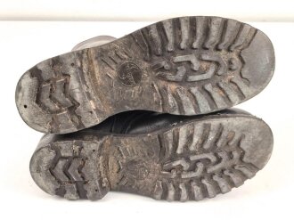 Bundeswehr, Paar Kampfstiefel Modell 1971. Sohlenlänge 31,5cm. Getragenes, ungereinigtes Paar, nicht geschwärzt