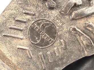 Bundeswehr, Paar Kampfstiefel Modell 1971. Sohlenlänge 31,5cm. Getragenes, ungereinigtes Paar, nicht geschwärzt