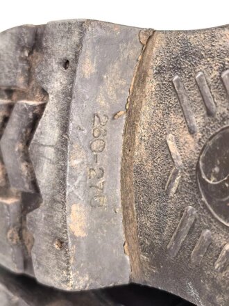 Bundeswehr, Paar Kampfstiefel Modell 1971. Sohlenlänge 31,5cm. Getragenes, ungereinigtes Paar, nicht geschwärzt