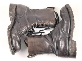 Bundeswehr, Paar Kampfstiefel Modell 1971. Sohlenlänge 31,5cm. Getragenes, ungereinigtes Paar, nicht geschwärzt