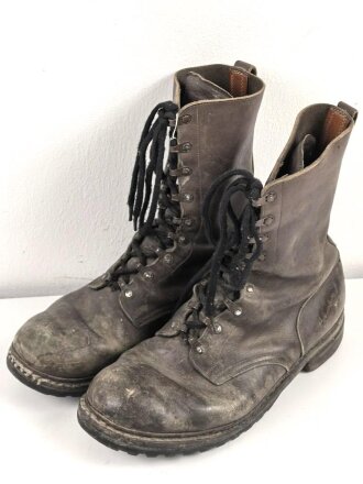 Bundeswehr, Paar Kampfstiefel Modell 1971. Sohlenlänge 32cm. Getragenes, ungereinigtes Paar, nicht geschwärzt