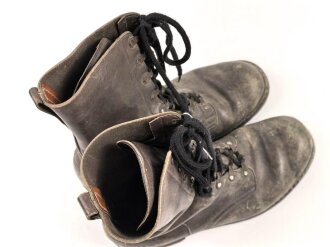 Bundeswehr, Paar Kampfstiefel Modell 1971. Sohlenlänge 32cm. Getragenes, ungereinigtes Paar, nicht geschwärzt