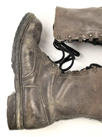 Bundeswehr, Paar Kampfstiefel Modell 1971. Sohlenlänge 32cm. Getragenes, ungereinigtes Paar, nicht geschwärzt