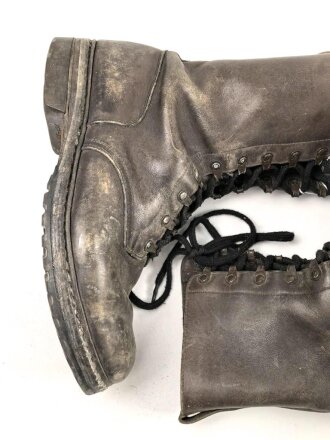 Bundeswehr, Paar Kampfstiefel Modell 1971. Sohlenlänge 32cm. Getragenes, ungereinigtes Paar, nicht geschwärzt