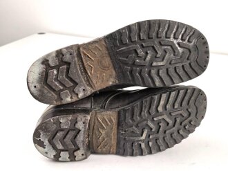 Bundeswehr, Paar Kampfstiefel Modell 1971. Sohlenlänge 32cm. Getragenes, ungereinigtes Paar, nicht geschwärzt