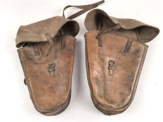 Paar Satteltaschen, Gebraucht, Leder weich, Mittelsteg abgeschnitten. Alter und Herkunft unbekannt. Taschenmaß etwa 30 x 40cm