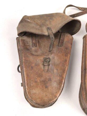 Paar Satteltaschen, Gebraucht, Leder weich, Mittelsteg abgeschnitten. Alter und Herkunft unbekannt. Taschenmaß etwa 30 x 40cm